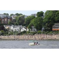 372_5595 Menschen am Strand von Oevelgönne - Häuser am Elbweg. | Oevelgoenne + Elbstrand.